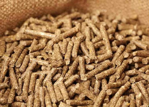 حبيبات علف مضغوطة تستخدم في تغذية المواشي والدواجن