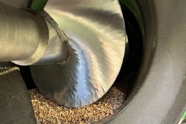 ناقل حلزوني صناعي يستخدم لنقل علف المواشي والدواجن داخل خطوط الإنتاج