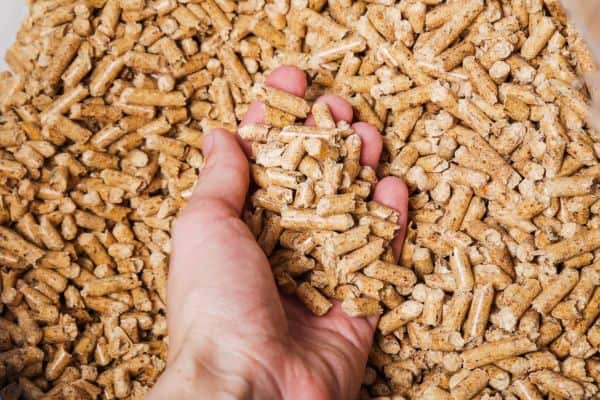 حبيبات علف مضغوط تستخدم في تغذية المواشي والدواجن